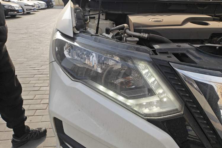Used Nissan X-Trail 2017 2.0L CVT Comfort Edition 2WD Right Front Headlight