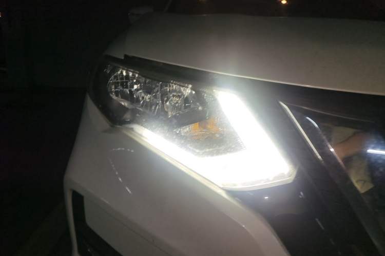 Used Nissan X-Trail 2017 2.0L CVT Comfort Edition 2WD Right Front Headlight