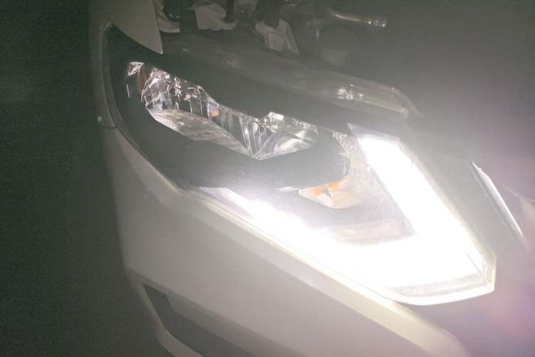Used Nissan X-Trail 2017 2.0L CVT Comfort Edition 2WD Right Front Headlight