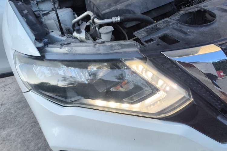 Used Nissan X-Trail 2017 2.0L CVT Comfort Edition 2WD Right Front Headlight