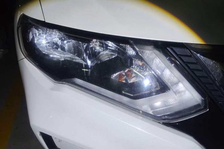 Used Nissan X-Trail 2017 2.5L CVT Luxury Edition 4WD Right Front Headlight