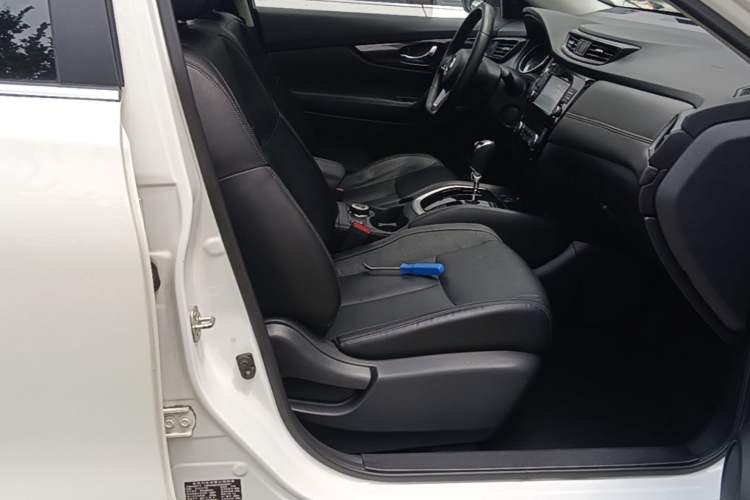 Used Nissan X-Trail 2017 2.5L CVT Luxury Edition 4WD Right Front Seat