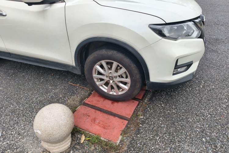 Used Nissan X-Trail 2017 2.0L CVT Comfort Edition 2WD Right Front Wheel Hub
