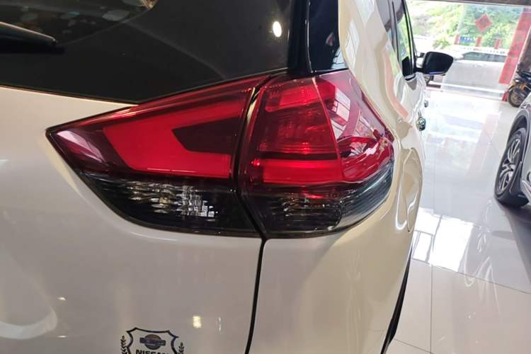 Used Nissan X-Trail 2017 2.0L CVT 7-Seater Comfort Edition 2WD Right Rear Taillight