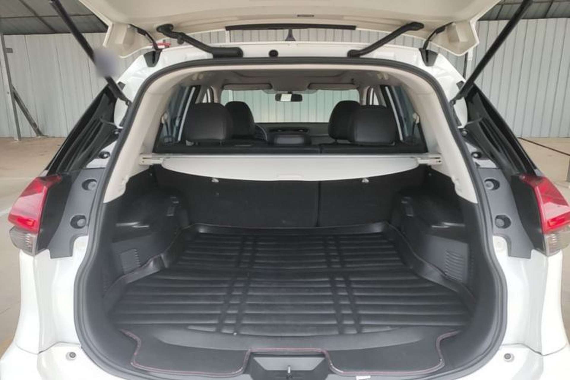 Used Nissan X-Trail 2017 2.0L CVT Comfort Edition 2WD Trunk