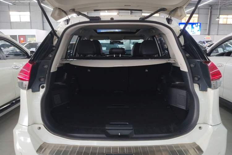 Used Nissan X-Trail 2017 2.0L CVT Comfort Edition 2WD Trunk