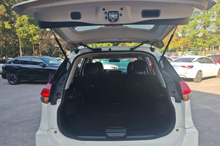 Used Nissan X-Trail 2017 2.0L CVT Comfort Edition 2WD Trunk