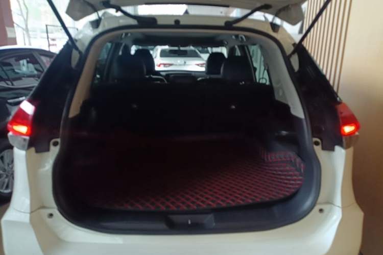Used Nissan X-Trail 2017 2.5L CVT Leading Edition 4WD Trunk