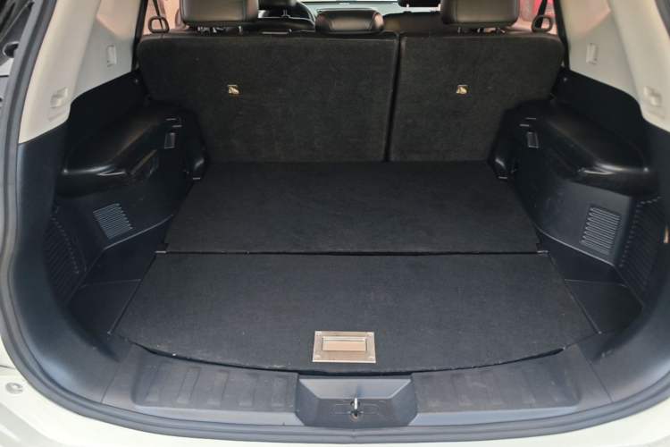 Used Nissan X-Trail 2017 2.5L CVT Leading Edition 4WD Trunk
