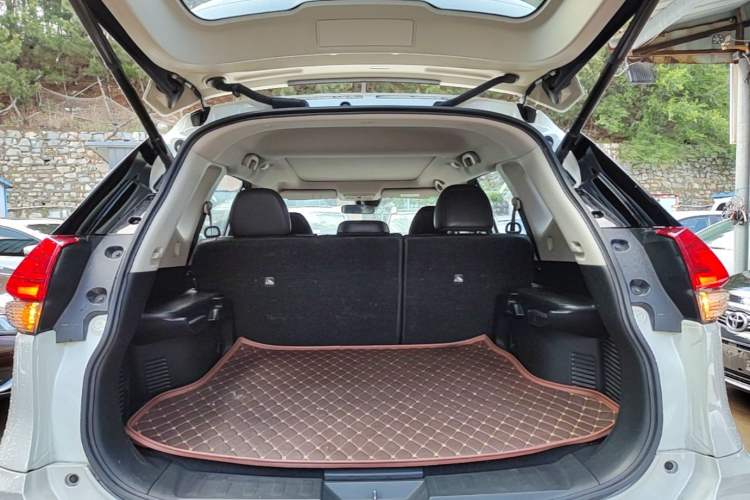 Used Nissan X-Trail 2017 2.5L CVT Luxury Edition 4WD Trunk