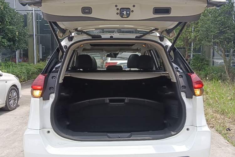 Used Nissan X-Trail 2017 2.5L CVT Luxury Edition 4WD Trunk