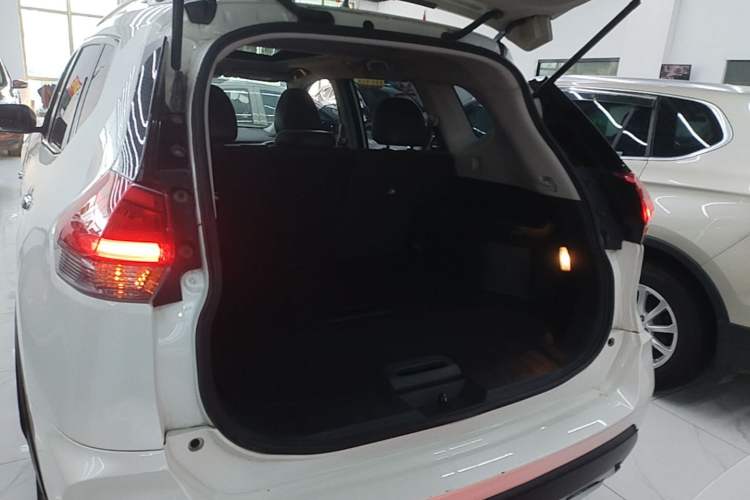Used Nissan X-Trail 2017 2.0L CVT Comfort Edition 2WD Trunk