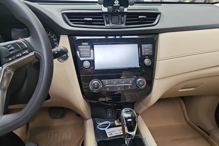 Used Nissan X-Trail 2017 2.0L CVT Comfort Edition 2WD Audio And AC Panel