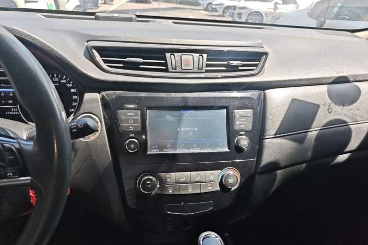 Used Nissan X-Trail 2017 2.0L CVT Comfort Edition 2WD Audio And AC Panel