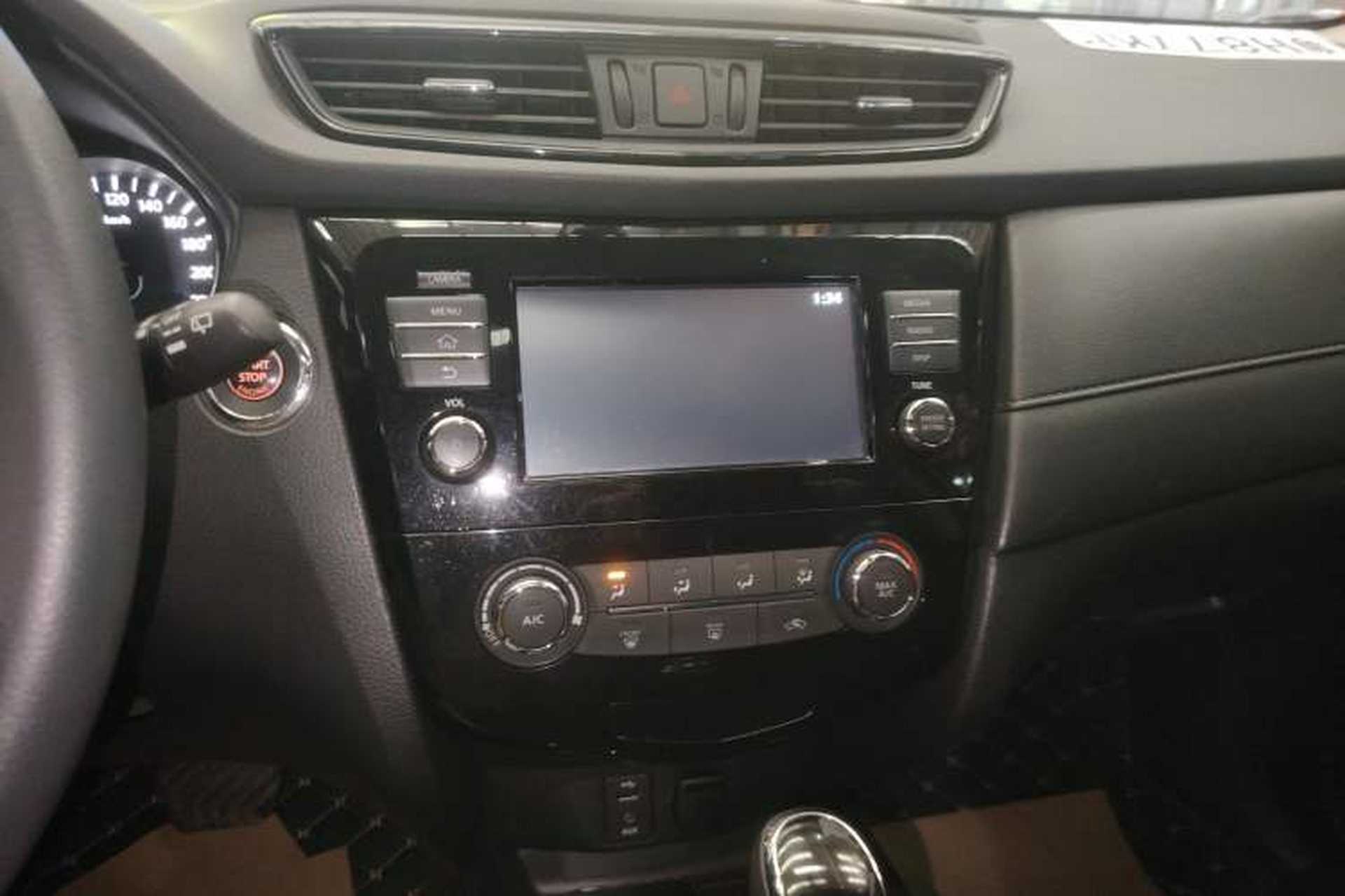 Used Nissan X-Trail 2017 2.0L CVT Comfort Edition 2WD Audio And AC Panel