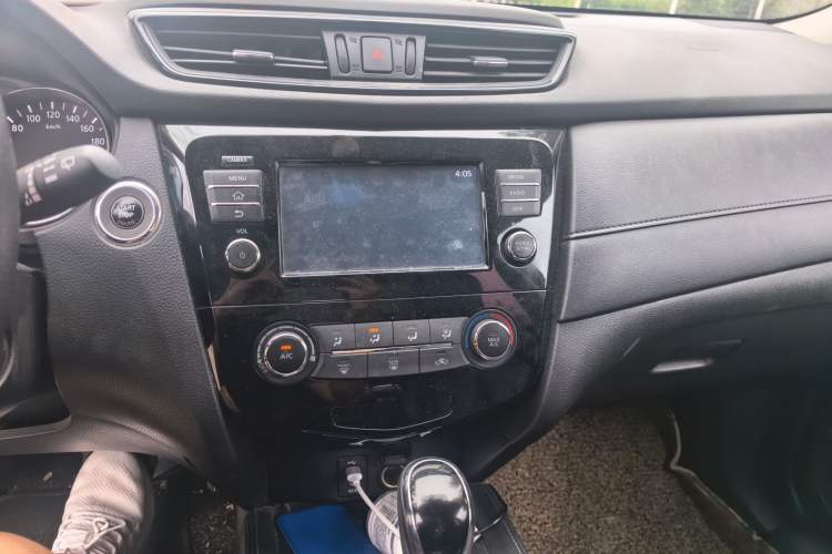 Used Nissan X-Trail 2017 2.0L CVT Comfort Edition 2WD Audio And AC Panel