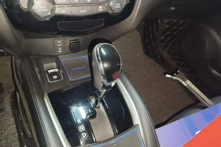 Used Nissan X-Trail 2017 2.5L CVT Luxury Edition 4WD Gear Lever