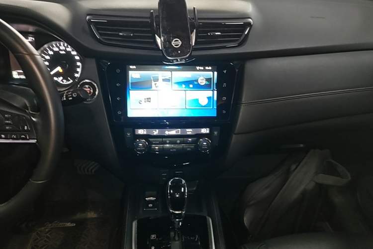 Used Nissan X-Trail 2019 2.5L CVT Smart Connect Luxury Edition 4WD Audio And AC Panel