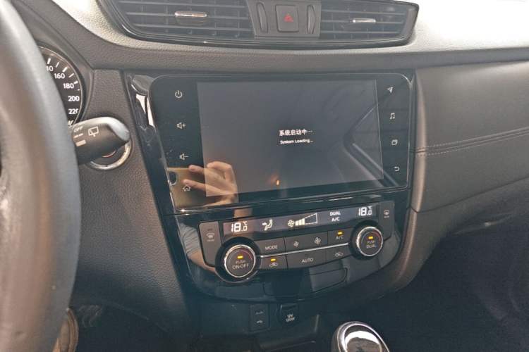 Used Nissan X-Trail 2019 2.0L CVT Smart Connect Comfort Edition 2WD Audio And AC Panel