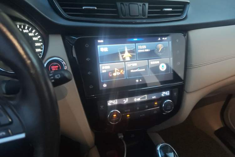 Used Nissan X-Trail 2019 2.0L CVT Smart Connect Comfort Edition 2WD Audio And AC Panel