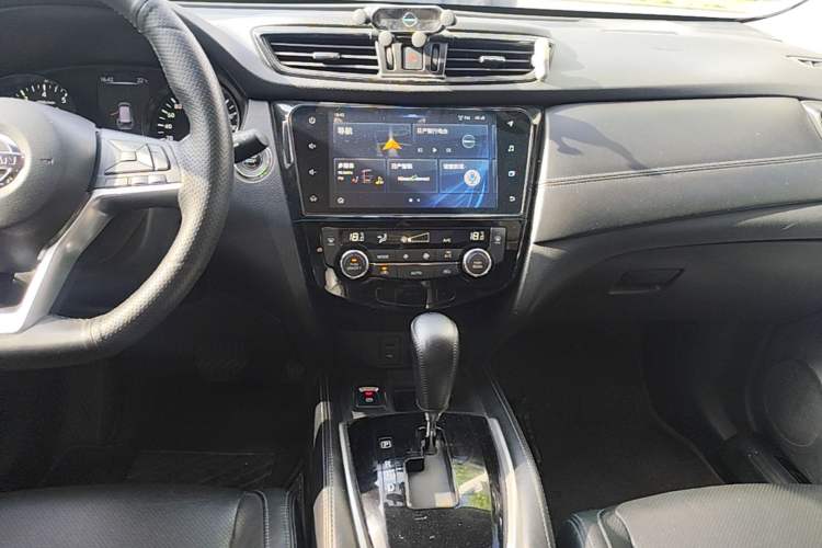 Used Nissan X-Trail 2019 2.0L CVT Smart Connect Comfort Edition 2WD Audio And AC Panel