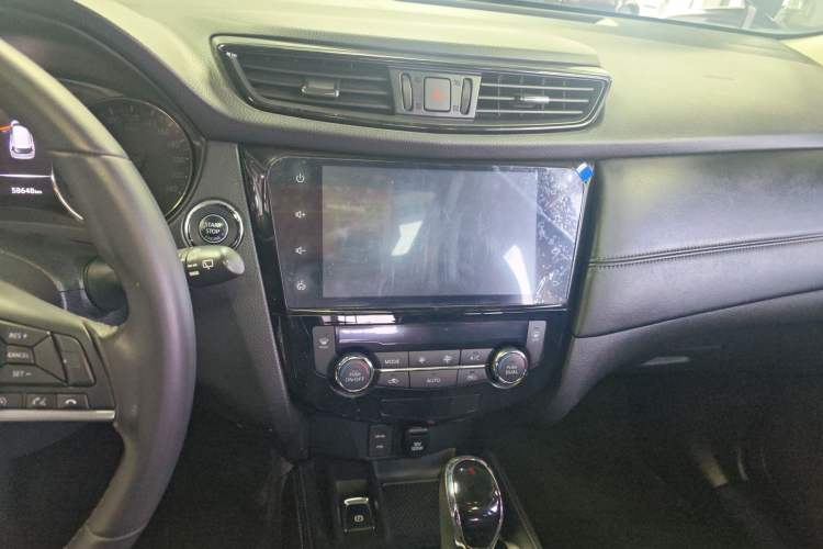 Used Nissan X-Trail 2019 2.0L CVT Smart Connect Comfort Edition 2WD Audio And AC Panel