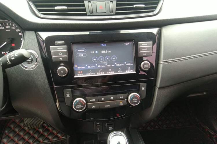 Used Nissan X-Trail 2019 2.0L CVT Comfort Edition 2WD Audio And AC Panel