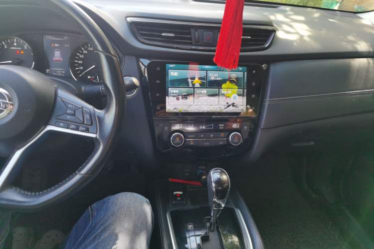 Used Nissan X-Trail 2019 2.0L CVT Smart Connect Comfort Edition 2WD Audio And AC Panel