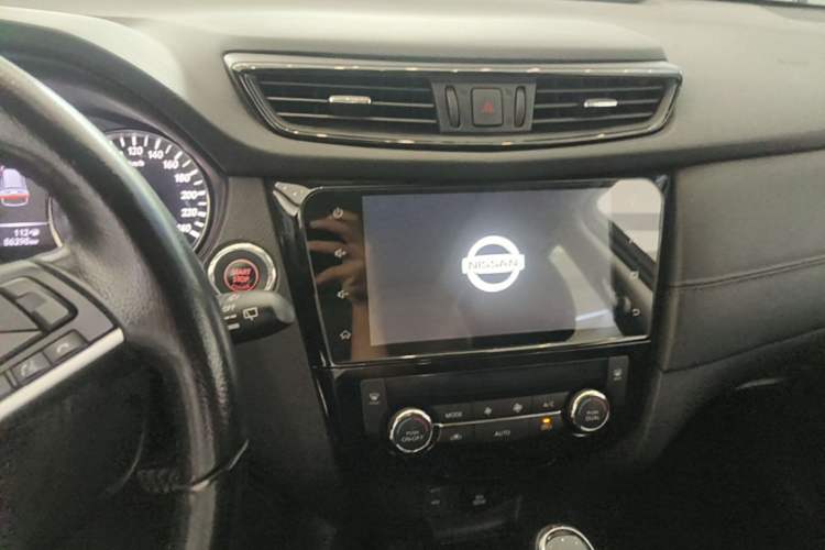 Used Nissan X-Trail 2019 2.0L CVT Smart Connect Comfort Edition 2WD Audio And AC Panel