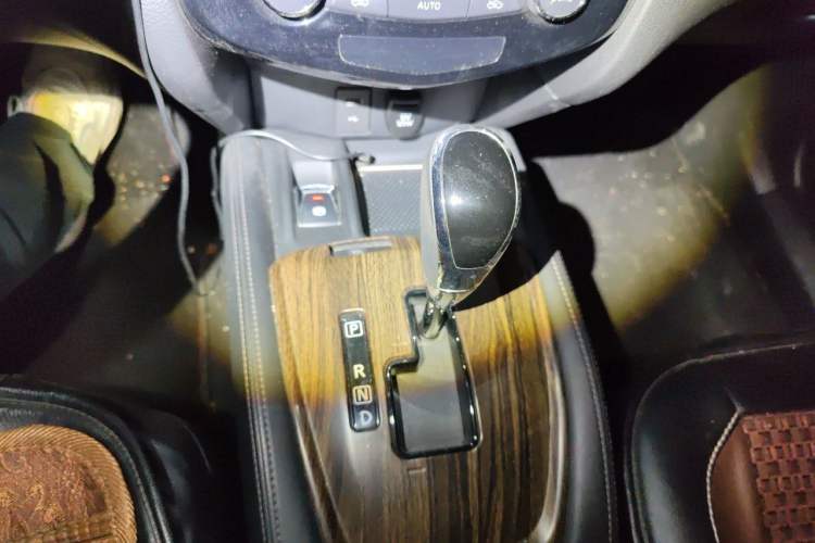 Used Nissan X-Trail 2019 2.0L CVT Smart Connect Comfort Edition 2WD Gear Lever