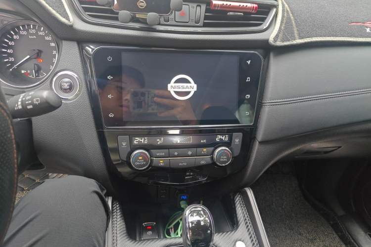 Used Nissan X-Trail 2019 2.0L CVT Smart Connect Comfort Edition 2WD Audio And AC Panel