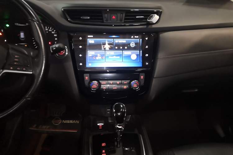 Used Nissan X-Trail 2019 2.0L CVT Smart Connect Comfort Edition 2WD Audio And AC Panel