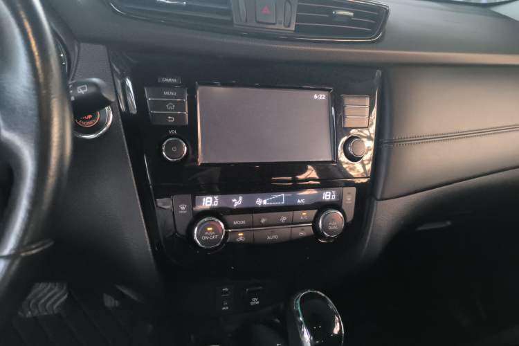 Used Nissan X-Trail 2019 2.0L CVT Comfort Edition 2WD Audio And AC Panel