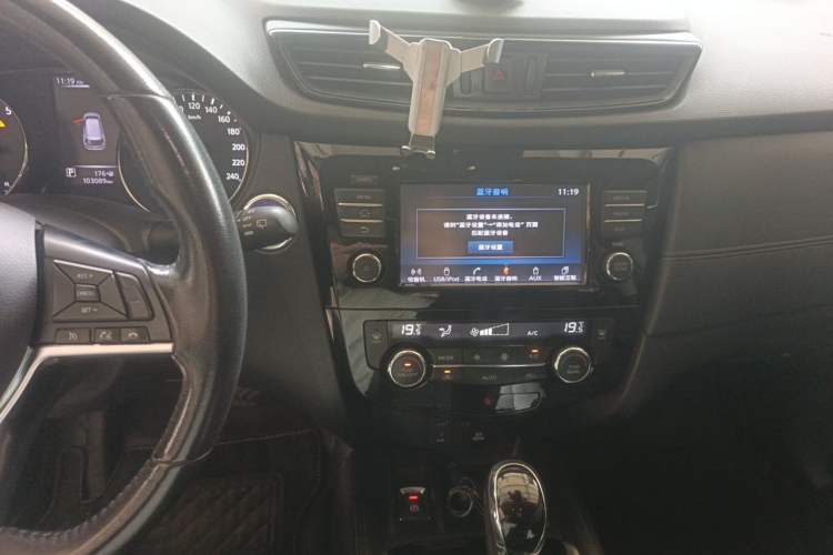 Used Nissan X-Trail 2019 2.0L CVT Comfort Edition 2WD Audio And AC Panel