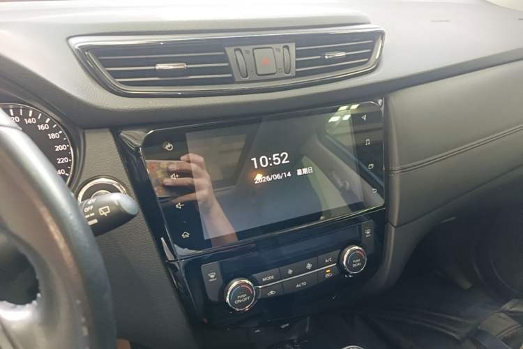 Used Nissan X-Trail 2019 2.0L CVT Smart Connect Comfort Edition 2WD Audio And AC Panel