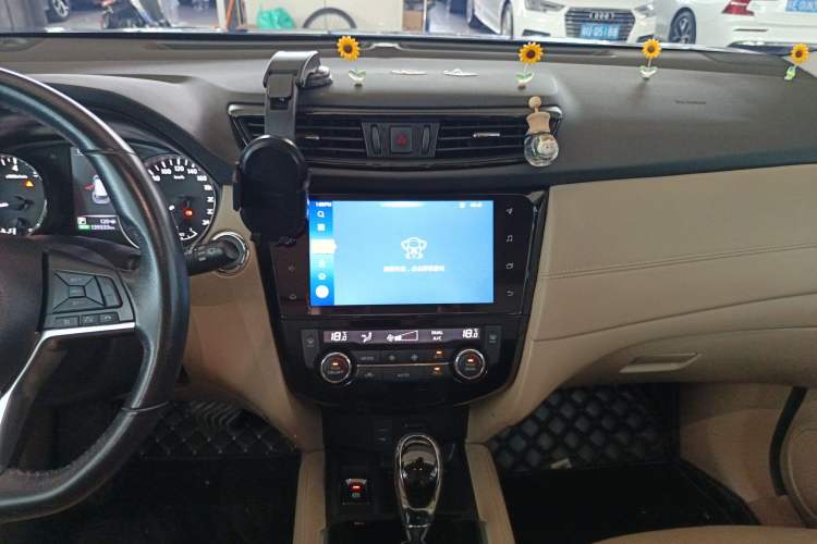 Used Nissan X-Trail 2019 2.0L CVT Smart Connect Comfort Edition 2WD Audio And AC Panel