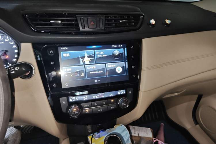Used Nissan X-Trail 2019 2.0L CVT Smart Connect Comfort Edition 2WD Audio And AC Panel