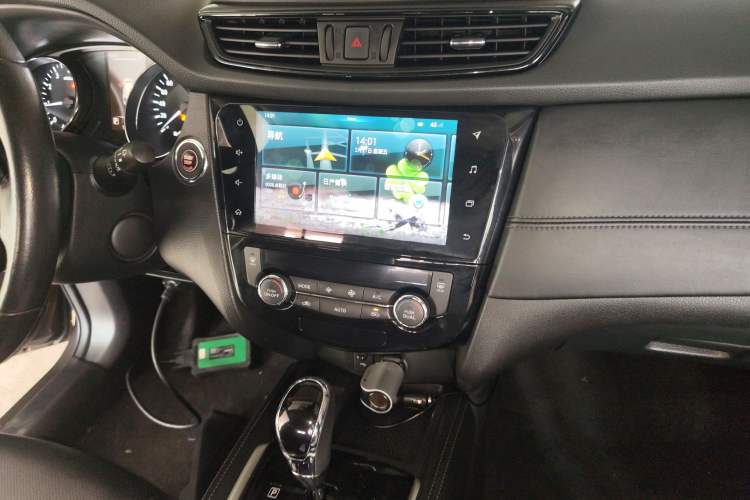 Used Nissan X-Trail 2019 2.0L CVT Smart Connect Comfort Edition 2WD Audio And AC Panel