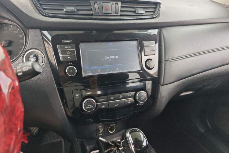 Used Nissan X-Trail 2019 2.0L CVT Comfort Edition 2WD Audio And AC Panel