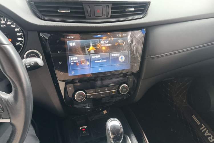 Used Nissan X-Trail 2019 2.5L CVT Smart Connect Luxury Edition 4WD Audio And AC Panel