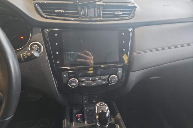 Used Nissan X-Trail 2019 2.0L CVT Smart Connect Comfort Edition 2WD Audio And AC Panel