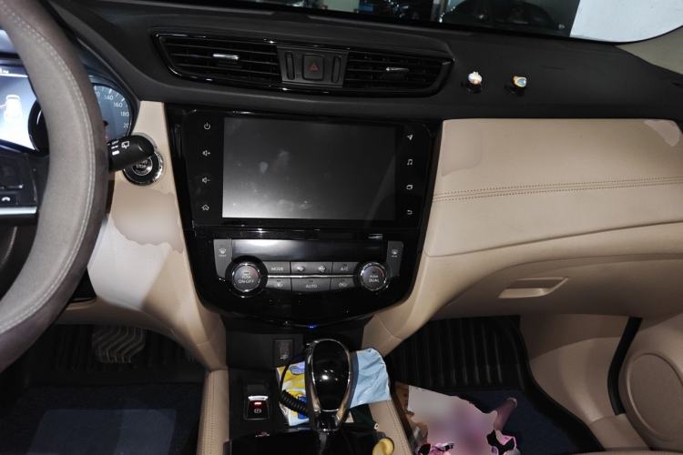 Used Nissan X-Trail 2019 2.0L CVT Smart Connect Comfort Edition 2WD Center Console