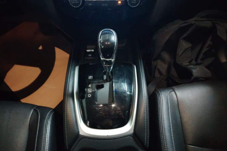 Used Nissan X-Trail 2019 2.5L CVT Smart Connect Luxury Edition 4WD Gear Lever