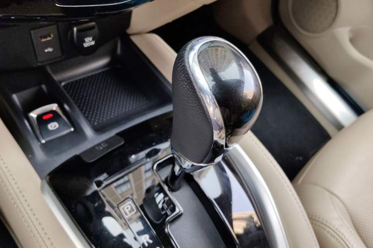 Used Nissan X-Trail 2019 2.0L CVT Smart Connect Comfort Edition 2WD Gear Lever