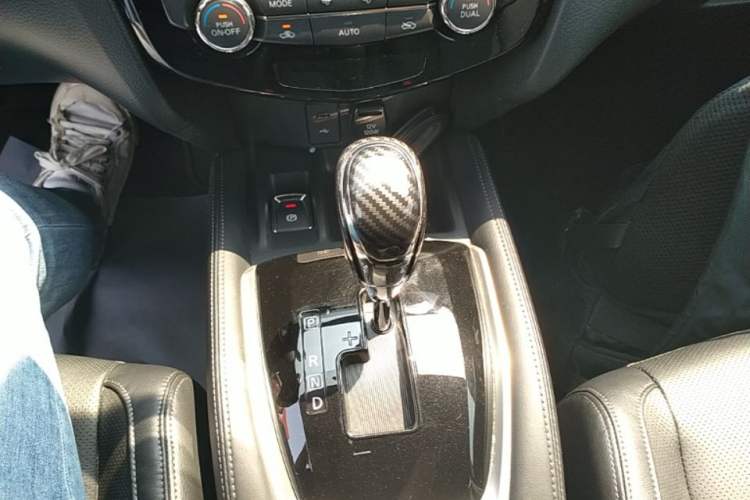 Used Nissan X-Trail 2019 2.0L CVT Smart Connect Comfort Edition 2WD Gear Lever