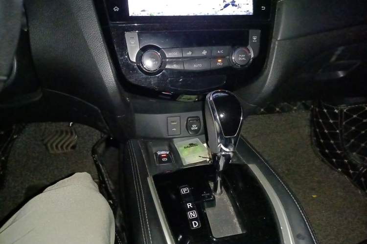Used Nissan X-Trail 2019 2.0L CVT Smart Connect Comfort Edition 2WD Gear Lever