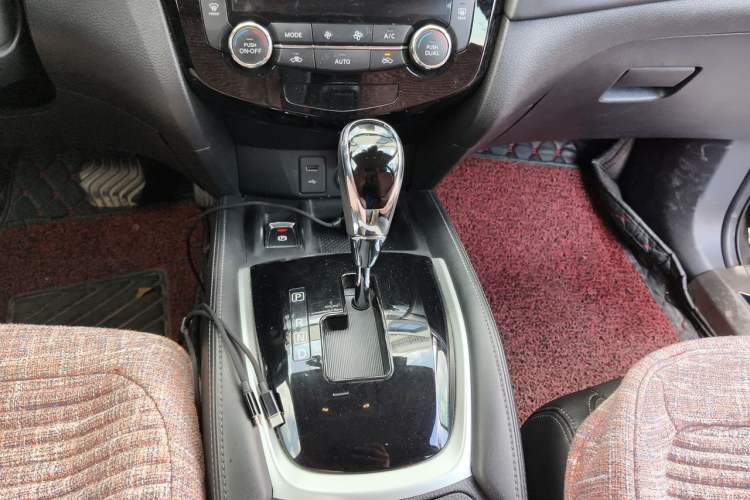 Used Nissan X-Trail 2019 2.0L CVT Smart Connect Comfort Edition 2WD Gear Lever