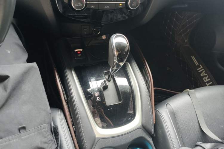 Used Nissan X-Trail 2019 2.5L CVT Smart Connect Luxury Edition 4WD Gear Lever