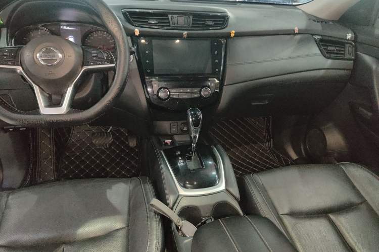 Used Nissan X-Trail 2019 2.0L CVT Smart Connect Comfort Edition 2WD Audio And AC Panel