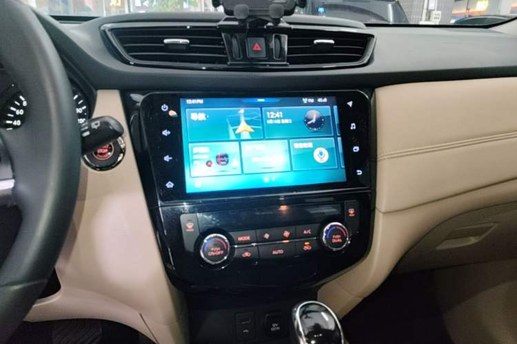 Used Nissan X-Trail 2019 2.5L CVT Smart Connect Luxury Edition 4WD Audio And AC Panel